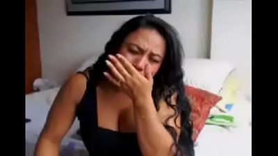 en bogota la puta gira el juguete y despues se caga toda y se queda llena de verguenza – llora de dolores